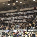 Navijači BiH uputili poruku Vučiću pa izvisili transparent: "Jučer kišobran, danas stativ"