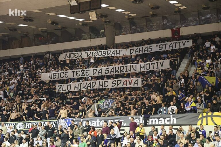 Navijači BiH uputili poruku Vučiću pa izvisili transparent: "Jučer kišobran, danas stativ"